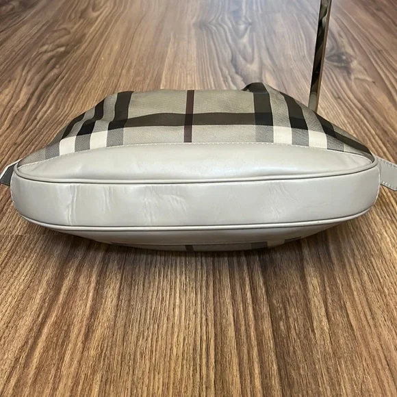 A40- 💯 % authentic Burberry shoulder bag - Picture 13 of 16
